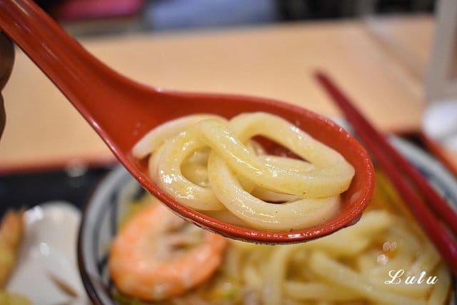 丸亀製麵。新品上市。海鮮叻沙烏龍麵。全球最大日式連鎖烏龍麵店。現場製作的手作烏龍麵，經過冷水冰鎮後的烏龍麵，Q彈有勁