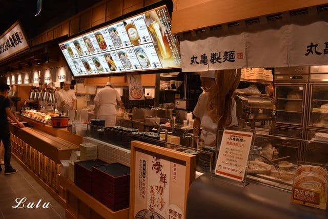 丸亀製麵。新品上市。海鮮叻沙烏龍麵。全球最大日式連鎖烏龍麵店。現場製作的手作烏龍麵，經過冷水冰鎮後的烏龍麵，Q彈有勁
