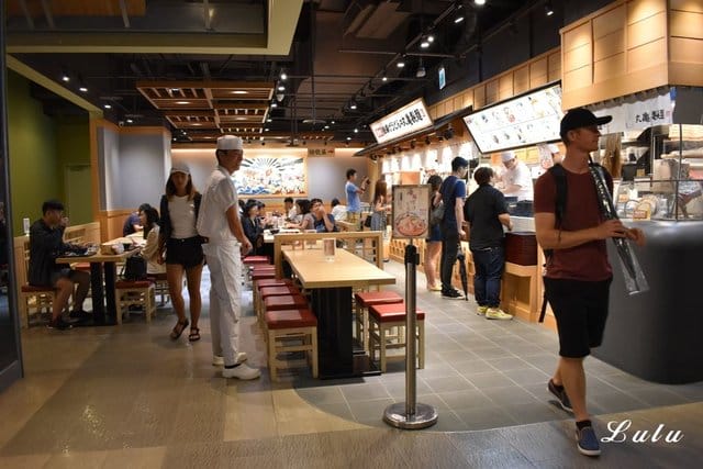 丸亀製麵。新品上市。海鮮叻沙烏龍麵。全球最大日式連鎖烏龍麵店。現場製作的手作烏龍麵，經過冷水冰鎮後的烏龍麵，Q彈有勁