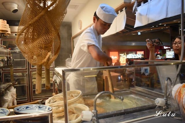 丸亀製麵。新品上市。海鮮叻沙烏龍麵。全球最大日式連鎖烏龍麵店。現場製作的手作烏龍麵，經過冷水冰鎮後的烏龍麵，Q彈有勁