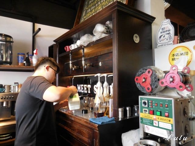 麋所咖啡飲啤館 meetsoul coffee。新莊咖啡店推薦。外帶/輕食/內用/外送。市區裡的小文青。新莊體育場旁