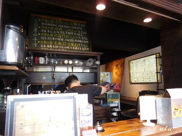 麋所咖啡飲啤館 meetsoul coffee。新莊咖啡店推薦。外帶/輕食/內用/外送。市區裡的小文青。新莊體育場旁