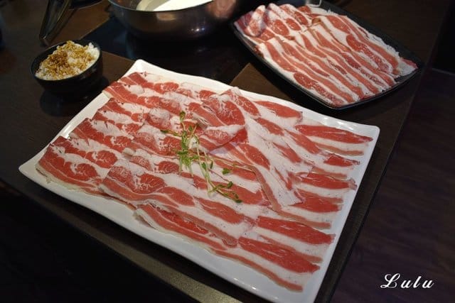 台灣火鍋第一品牌。肉多多火鍋中山北店。沒吃過肉多多別說你吃過最好吃火鍋。NT$299小資女套餐，讓你吃肉吃的好滿足