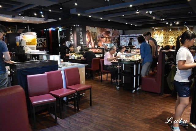 台灣火鍋第一品牌。肉多多火鍋中山北店。沒吃過肉多多別說你吃過最好吃火鍋。NT$299小資女套餐，讓你吃肉吃的好滿足