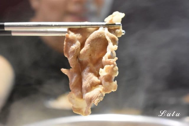 台灣火鍋第一品牌。肉多多火鍋中山北店。沒吃過肉多多別說你吃過最好吃火鍋。NT$299小資女套餐，讓你吃肉吃的好滿足