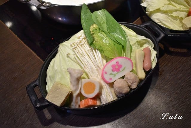 台灣火鍋第一品牌。肉多多火鍋中山北店。沒吃過肉多多別說你吃過最好吃火鍋。NT$299小資女套餐，讓你吃肉吃的好滿足
