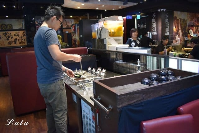 台灣火鍋第一品牌。肉多多火鍋中山北店。沒吃過肉多多別說你吃過最好吃火鍋。NT$299小資女套餐，讓你吃肉吃的好滿足