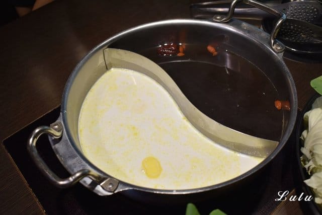 台灣火鍋第一品牌。肉多多火鍋中山北店。沒吃過肉多多別說你吃過最好吃火鍋。NT$299小資女套餐，讓你吃肉吃的好滿足