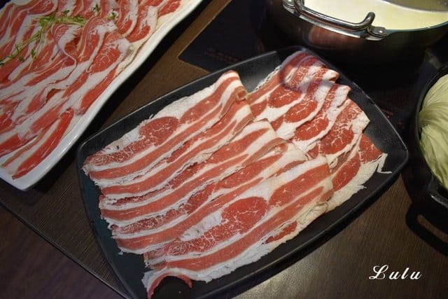 台灣火鍋第一品牌。肉多多火鍋中山北店。沒吃過肉多多別說你吃過最好吃火鍋。NT$299小資女套餐，讓你吃肉吃的好滿足