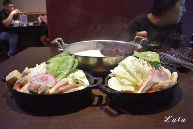 台灣火鍋第一品牌。肉多多火鍋中山北店。沒吃過肉多多別說你吃過最好吃火鍋。NT$299小資女套餐，讓你吃肉吃的好滿足