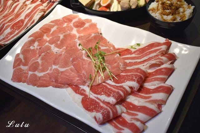 台灣火鍋第一品牌。肉多多火鍋中山北店。沒吃過肉多多別說你吃過最好吃火鍋。NT$299小資女套餐，讓你吃肉吃的好滿足