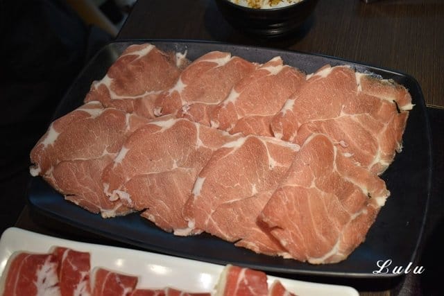 台灣火鍋第一品牌。肉多多火鍋中山北店。沒吃過肉多多別說你吃過最好吃火鍋。NT$299小資女套餐，讓你吃肉吃的好滿足
