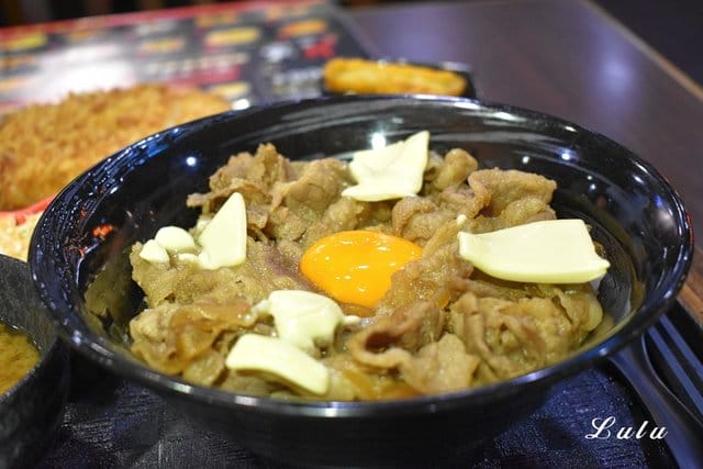 新丼板橋小遠百12樓 。日本平價國民美食推薦。清香奶油丼香氣四溢。無敵炸豬排，外層酥脆，超厚切，肉質吃起來口感超紮實