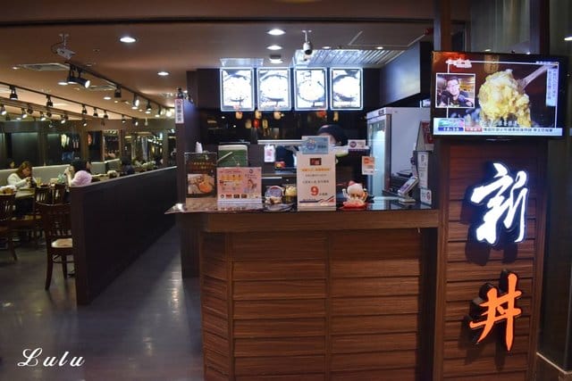 新丼板橋小遠百12樓 。日本平價國民美食推薦。清香奶油丼香氣四溢。無敵炸豬排，外層酥脆，超厚切，肉質吃起來口感超紮實