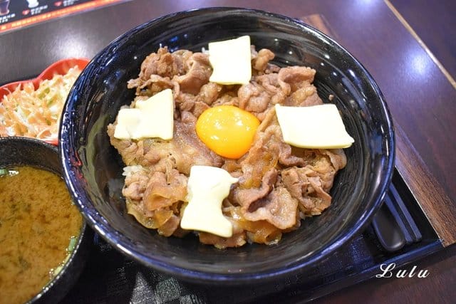 新丼板橋小遠百12樓 。日本平價國民美食推薦。清香奶油丼香氣四溢。無敵炸豬排，外層酥脆，超厚切，肉質吃起來口感超紮實