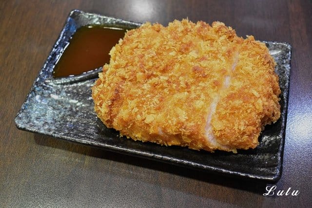 新丼板橋小遠百12樓 。日本平價國民美食推薦。清香奶油丼香氣四溢。無敵炸豬排，外層酥脆，超厚切，肉質吃起來口感超紮實