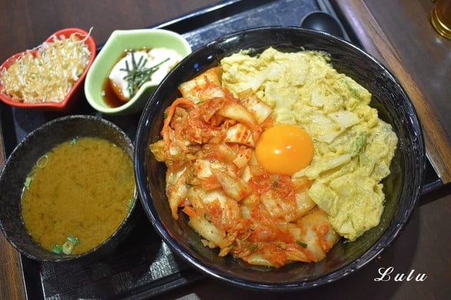 新丼板橋小遠百12樓 。日本平價國民美食推薦。清香奶油丼香氣四溢。無敵炸豬排，外層酥脆，超厚切，肉質吃起來口感超紮實