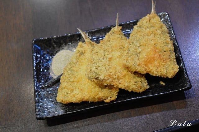 新丼板橋小遠百12樓 。日本平價國民美食推薦。清香奶油丼香氣四溢。無敵炸豬排，外層酥脆，超厚切，肉質吃起來口感超紮實