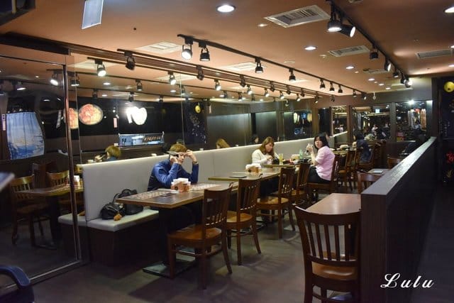 新丼板橋小遠百12樓 。日本平價國民美食推薦。清香奶油丼香氣四溢。無敵炸豬排，外層酥脆，超厚切，肉質吃起來口感超紮實