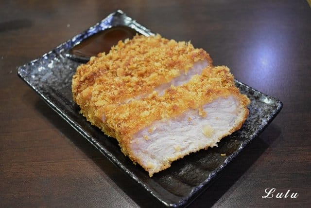 新丼板橋小遠百12樓 。日本平價國民美食推薦。清香奶油丼香氣四溢。無敵炸豬排，外層酥脆，超厚切，肉質吃起來口感超紮實