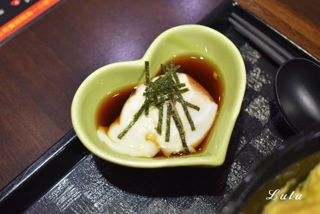 新丼板橋小遠百12樓 。日本平價國民美食推薦。清香奶油丼香氣四溢。無敵炸豬排，外層酥脆，超厚切，肉質吃起來口感超紮實