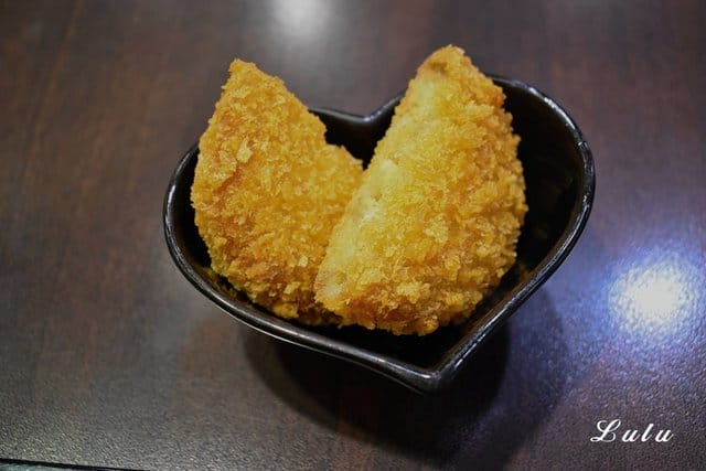 新丼板橋小遠百12樓 。日本平價國民美食推薦。清香奶油丼香氣四溢。無敵炸豬排，外層酥脆，超厚切，肉質吃起來口感超紮實