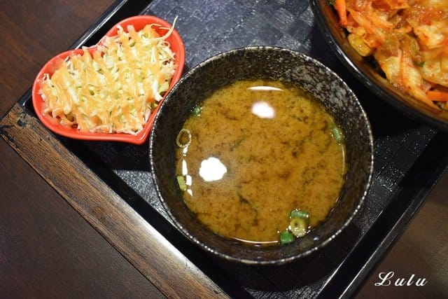 新丼板橋小遠百12樓 。日本平價國民美食推薦。清香奶油丼香氣四溢。無敵炸豬排，外層酥脆，超厚切，肉質吃起來口感超紮實