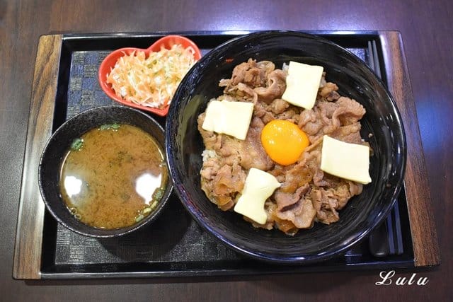 新丼板橋小遠百12樓 。日本平價國民美食推薦。清香奶油丼香氣四溢。無敵炸豬排，外層酥脆，超厚切，肉質吃起來口感超紮實
