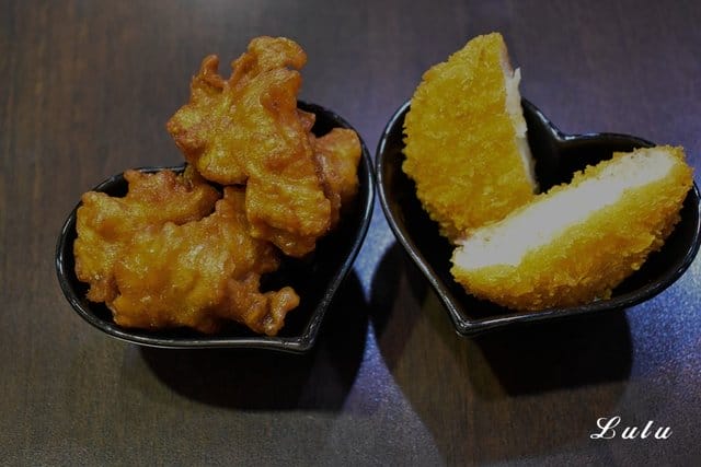 新丼板橋小遠百12樓 。日本平價國民美食推薦。清香奶油丼香氣四溢。無敵炸豬排，外層酥脆，超厚切，肉質吃起來口感超紮實