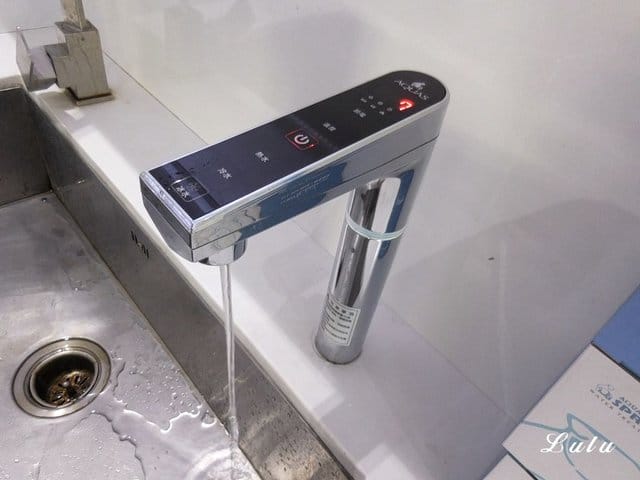 新竹竹北/AQUA SPRING 淨工坊。AQ802冷熱觸控飲水機+RO-505高效節能純淨水器。首創觸控式龍頭，供應冷熱水，即開即飲。新手爸媽泡奶最愛。時尚造型，施工安裝簡便