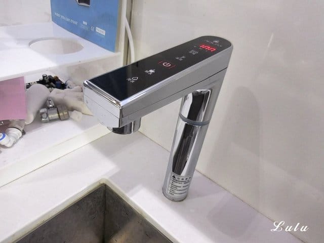 新竹竹北/AQUA SPRING 淨工坊。AQ802冷熱觸控飲水機+RO-505高效節能純淨水器。首創觸控式龍頭，供應冷熱水，即開即飲。新手爸媽泡奶最愛。時尚造型，施工安裝簡便