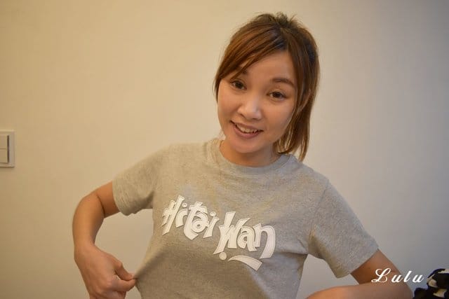 魔翻文創。台灣T-shirt│Hi Taiwan經典T-灰。喜翻台灣，就要把它穿在身上。送給外國朋友的伴手禮最佳推薦