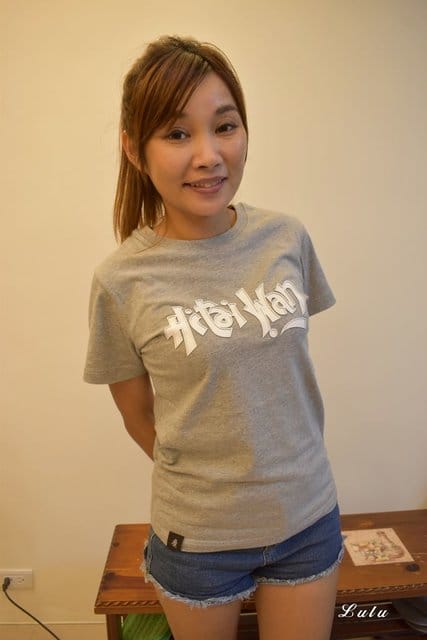 魔翻文創。台灣T-shirt│Hi Taiwan經典T-灰。喜翻台灣，就要把它穿在身上。送給外國朋友的伴手禮最佳推薦