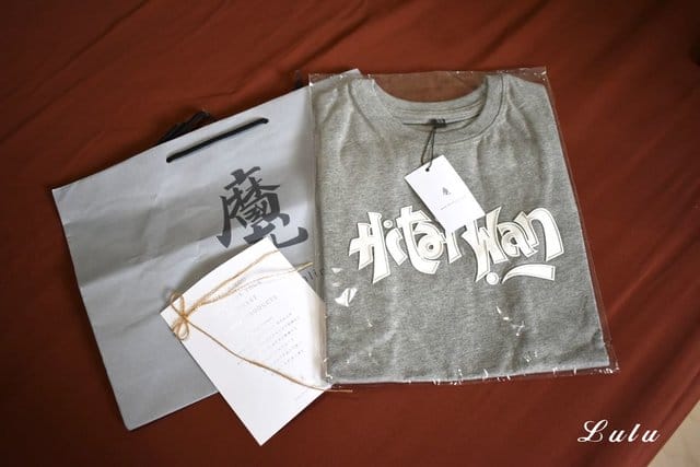 魔翻文創。台灣T-shirt│Hi Taiwan經典T-灰。喜翻台灣，就要把它穿在身上。送給外國朋友的伴手禮最佳推薦