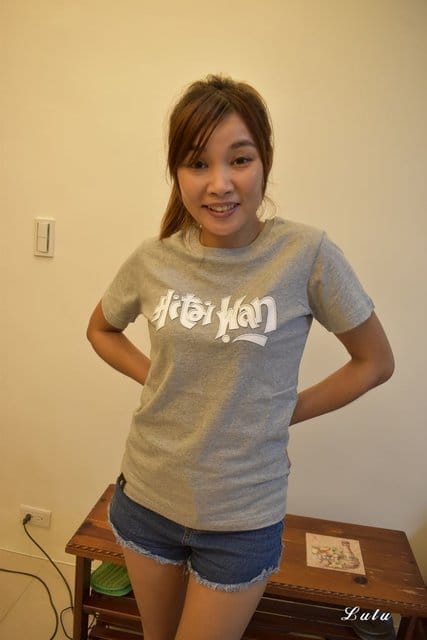 魔翻文創。台灣T-shirt│Hi Taiwan經典T-灰。喜翻台灣，就要把它穿在身上。送給外國朋友的伴手禮最佳推薦