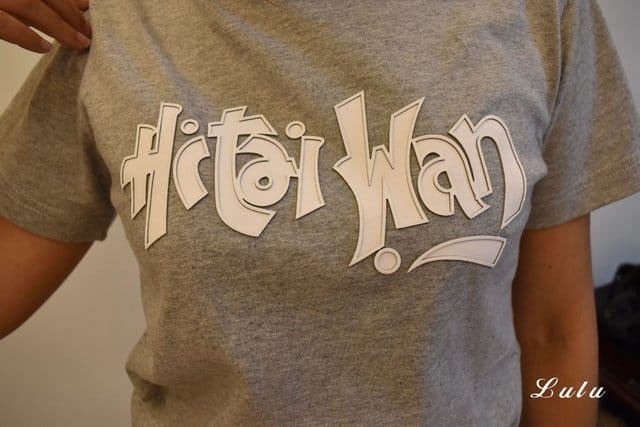 魔翻文創。台灣T-shirt│Hi Taiwan經典T-灰。喜翻台灣，就要把它穿在身上。送給外國朋友的伴手禮最佳推薦