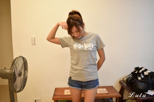 魔翻文創。台灣T-shirt│Hi Taiwan經典T-灰。喜翻台灣，就要把它穿在身上。送給外國朋友的伴手禮最佳推薦