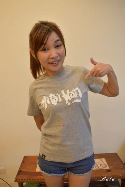 魔翻文創。台灣T-shirt│Hi Taiwan經典T-灰。喜翻台灣，就要把它穿在身上。送給外國朋友的伴手禮最佳推薦