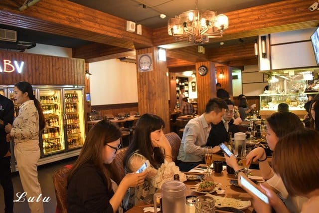 台北中山區居酒屋推薦【ABV日式居酒館】。結合歐式室內設計與300款世界精釀啤酒 & 日式料理的台北中山日式居酒屋推薦。台北宵夜推薦。台北中山區居酒屋推薦