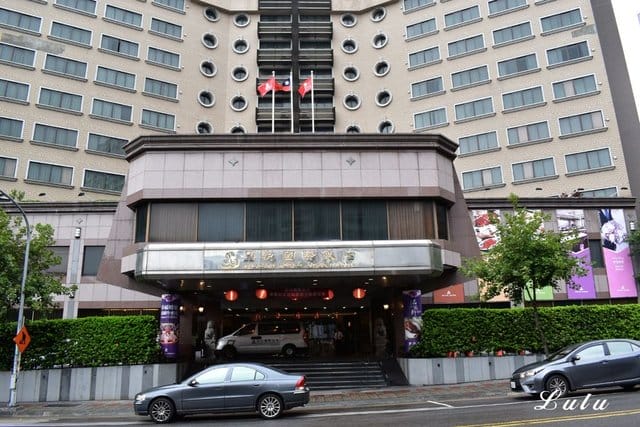 桃園晶悅國際飯店。桃園婚宴推薦。滿指定桌數再贈免費新娘房。氣派豪華的婚禮饗宴。專業燈光、音響、投影設備。滿額再贈港島銅鑼灣富豪蜜月旅行3天2夜