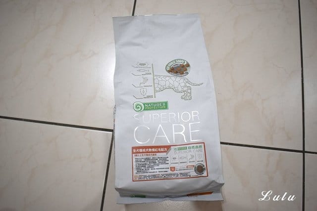 Nature’s Protection 自然本色（全犬種熱情紅毛配方）。針對毛孩毛色、體重、品種，特別挑選飼料。顆粒大小適中，咀嚼同時與牙齒產生摩擦力，餵養同時解決牙結石、口臭困擾