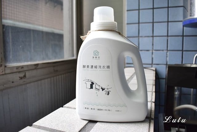 涂家庄手作洗衣精/酵素濃縮洗衣精。洗寶貝毛孩衣物，貼身衣物，髒污頑垢，一次清潔溜溜，不需另外使用柔軟精，洗過衣物就能蓬鬆柔軟，省錢妙招。無添加增稠劑、香精、色素，及對人體有害化學成分，使用上讓人更加安