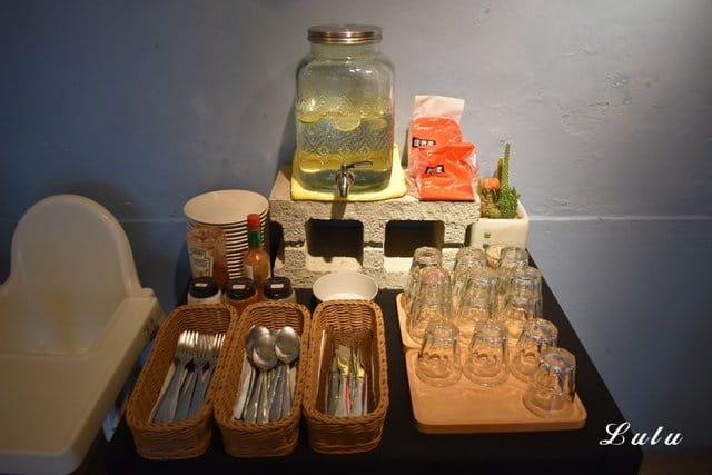 無眠work shop。獨特的法式醬料，將簡單平凡的早午餐，變得更精緻細膩。戶外環境超好拍。寵物友善。提供免費WIFI。近新北投捷運站步行約10分鐘腳程