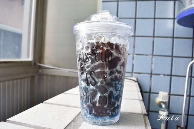 約翰家庭百貨。夏日碎冰杯650ml & 手捲式真空壓縮袋旅行。生活好物推薦。沁涼造型碎冰杯，清洗方便，特殊防漏瓶蓋設計，隨身攜帶不擔心弄髒包包。旅行外出必備品推薦