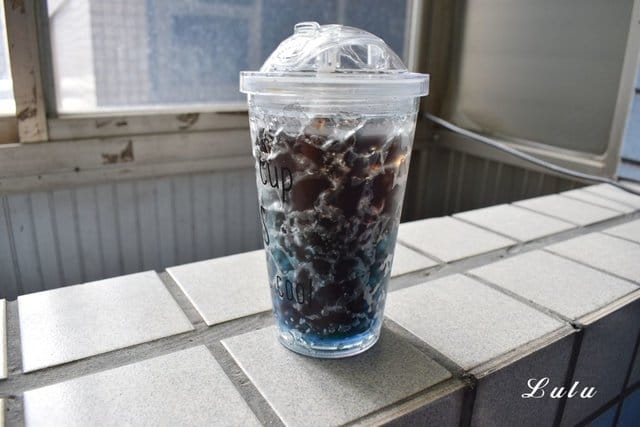 約翰家庭百貨。夏日碎冰杯650ml & 手捲式真空壓縮袋旅行。生活好物推薦。沁涼造型碎冰杯，清洗方便，特殊防漏瓶蓋設計，隨身攜帶不擔心弄髒包包。旅行外出必備品推薦
