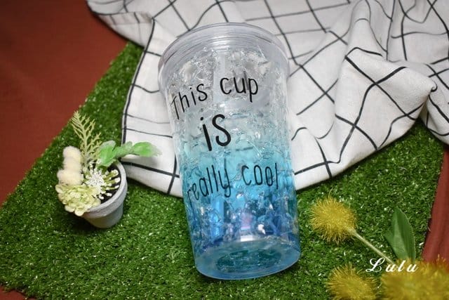 約翰家庭百貨。夏日碎冰杯650ml & 手捲式真空壓縮袋旅行。生活好物推薦。沁涼造型碎冰杯，清洗方便，特殊防漏瓶蓋設計，隨身攜帶不擔心弄髒包包。旅行外出必備品推薦