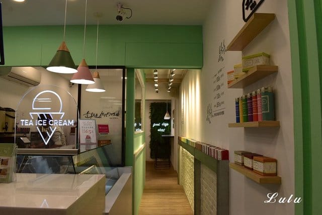 禮采芙-文山政大店。堅持食安無虞的食尚體驗，這就是任性的理由。喝到真正的果粒與茶香。金湯烏龍珍奶，珍珠Q彈，有嚼勁