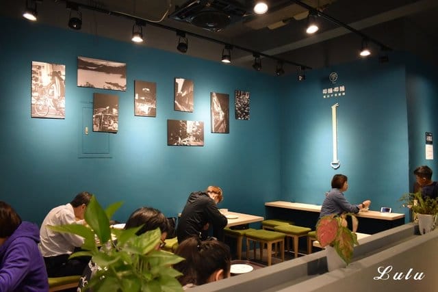 板橋美食。饗記·呷麵呷麵平價麵舖板橋店。小文青風的平價麵店。低消費，高品質。吃麵也能吃出時尚感