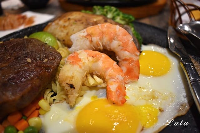 新店牛排。爭厚牛排新店中正店-板橋亞東原創。高CP值的原塊牛肉下去厚切，絕不使用組合肉。提供自助吧無限量供應。客惟您濃郁香草霜淇淋