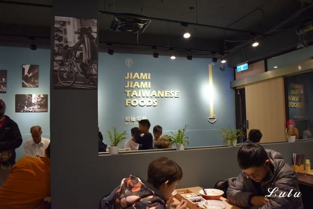 板橋美食。饗記·呷麵呷麵平價麵舖板橋店。小文青風的平價麵店。低消費，高品質。吃麵也能吃出時尚感